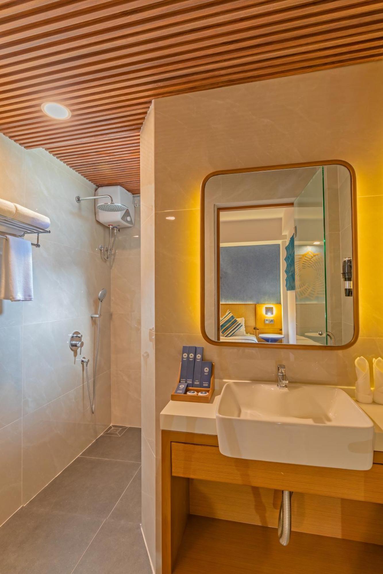 Umet Seaview Hotel With Free Airport Pick Up And Drop T&C Apply Malé Eksteriør billede